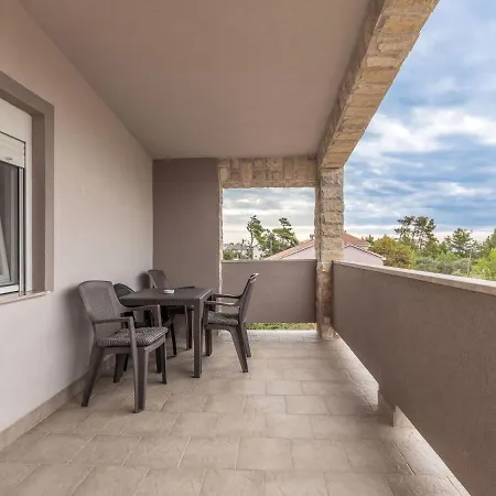 Waterfront In With Balcony And Barbecue Appartamento Vir